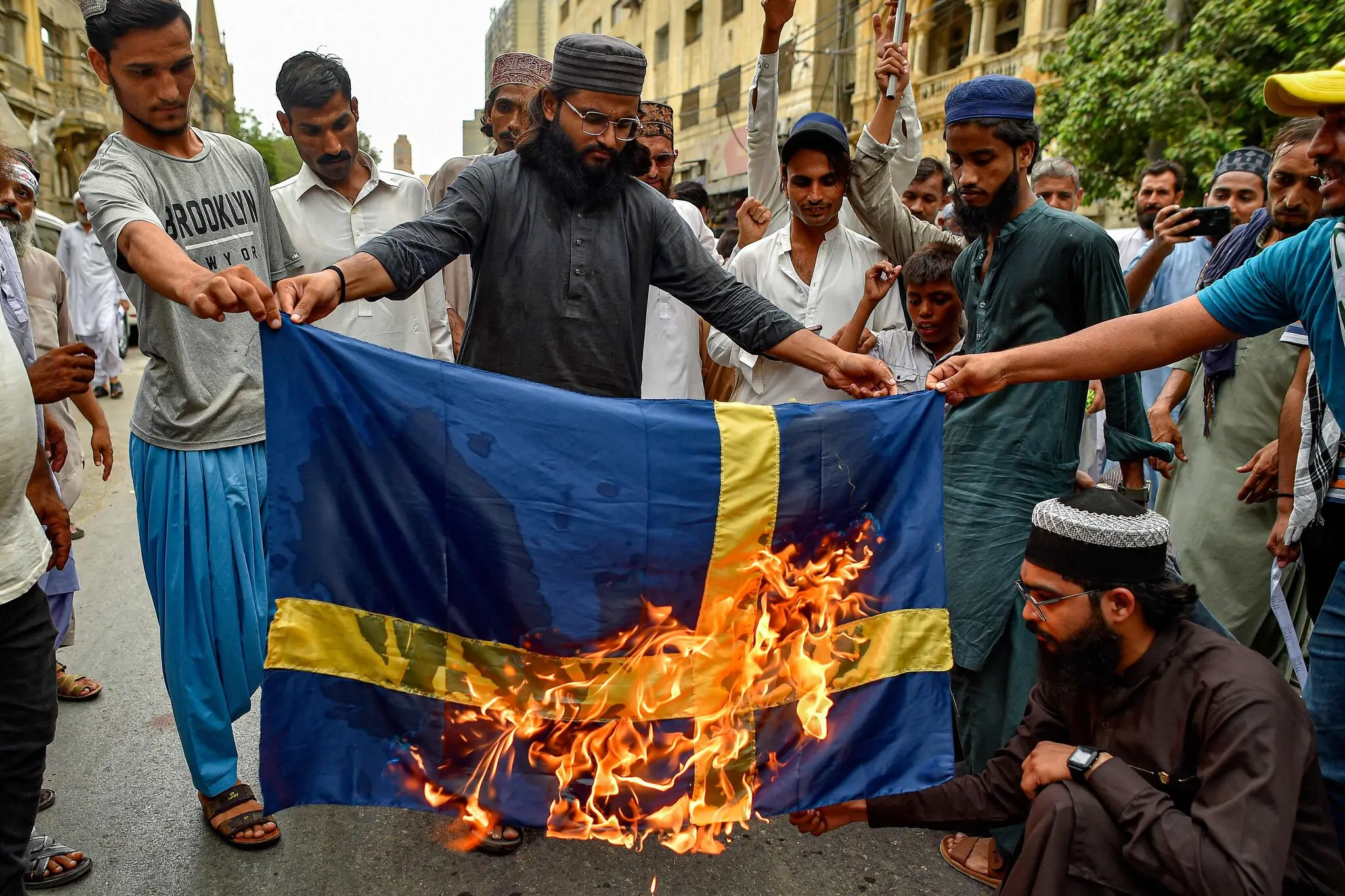 Протестувальники спалюють прапор Швеції під час демонстрації в Карачі, Пакистан, у липні, протестуючи проти спалення Корану біля стокгольмської мечеті.